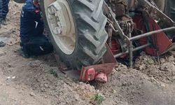Seyitgazi'de yaşlı adam ters dönen traktörün altında kaldı