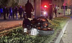 Sivas'ta aydınlatma direğine çarpan motosikletteki 2 kişi yola savruldu: 2 ağır yaralı