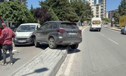 SUV ile hafif ticari araç çarpıştı: Baba ve 2 yaşındaki oğlu yaralandı