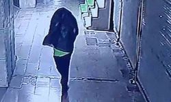 Tanınmamak için başına çöp poşeti geçirip yangın çıkaran şahıs kameralara yakalandı