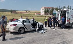 Yeşilyurt İlçe Girişinde İki Otomobil Çarpıştı! 2 Yaralı