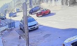 Ara sokaktan çıkan otomobilin çarptığı hafif ticari araç yan yattı
