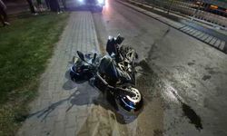 Ehliyetsiz sürücünün kullandığı motosiklet kaldırıma çarptı: 1 yaralı