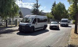 Eskişehir'de işçi servisi ile otomobil çarpıştı: 11 yaralı
