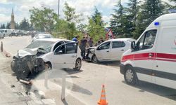 Eskişehir'de kafa kafaya çarpışan araçlar hurdaya döndü