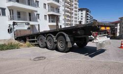 Facianın eşiğinden dönüldü: Freni boşalan tırın apartmana çarpma anı kameraya yansıdı