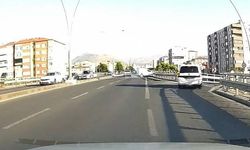 Kontrolden çıkan araç bariyerlere çarptı: Kaza anı kamerada