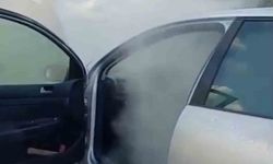 Park halindeki otomobil alevlere teslim oldu: Vatandaşlar yangın tüpleriyle seferber oldu