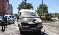 Samsun'da seyir halindeki minibüs yandı