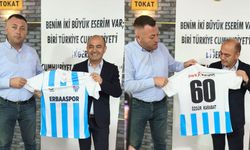 CHP’li Başkan Hüseyin Çakır'dan Özgür Karabat'a Erbaaspor Forması