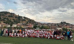 Niksar Belediyespor Futbol Yaz Okulu'nu Tamamladı! Başkan Tepebaşı Kapanış Programına Katıldı