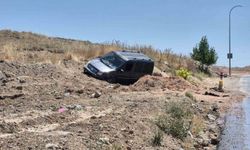 Eskişehir'de hafif ticari araç toprak alana savruldu: 2 yaralı