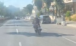 Eskişehir'de motosiklet sürücüsünün tehlikeli şovu kask kamerasına yansıdı