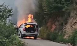 Giresun'da seyir halindeki otomobil alevlere teslim oldu: 5 kişilik aile son anda kurtuldu