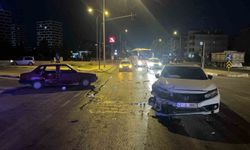 Karaman'da otomobiller çarpıştı: 2 yaralı