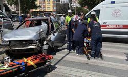 Kontrolden çıkan otomobil önce yayaya ardından sinyalizasyon direğine çarptı: 2 yaralı