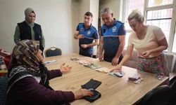 Parkta dilenen yaşlı kadının üzerinden deste deste para çıktı