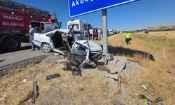 Sivas'ta yoldan çıkan otomobil levha direğine çarptı: 3 yaralı