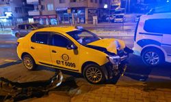 Ticari taksi ile otomobil kazaya karıştı