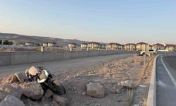 Virajı alamayan motosiklet yoldan çıktı: 2 yaralı