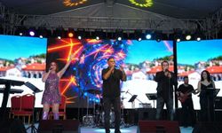 Ayvaz Su Festivali’nde Pop Müziğin Efsaneleri Cumhuriyet Meydanı’nı Coşturdu