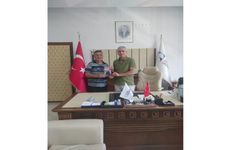 İşitme Engelli Yazar Turan Yalçın'dan Dekan Prof. Dr. Yayar'a Kitap Hediyesi