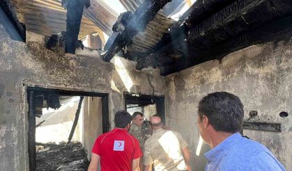 Ağrı’da çıkan yangında bir ev küle döndü