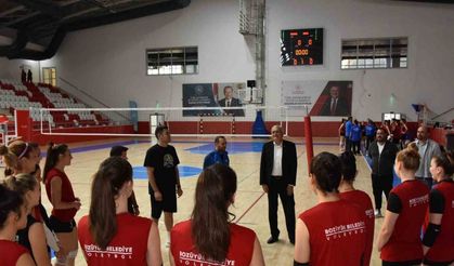 Başkan Bakkalcıoğlu kadın voleybol takımının hazırlık maçını izledi