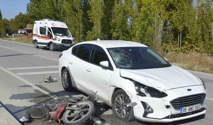 Burdur’da otomobil ile motosikletin çarpıştığı kaza kamerada