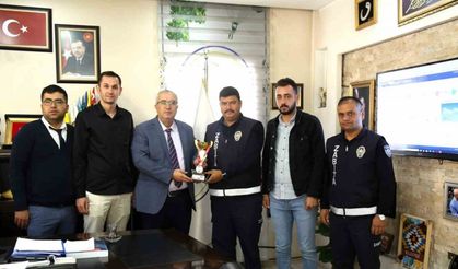 Çameli Voleybol Takımı kupayı Başkan Arslan’a takdim etti