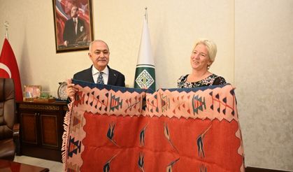 Deprem bölgesi Osmaniye’ye çöp süpürme aracı ile çöp konteyneri desteği