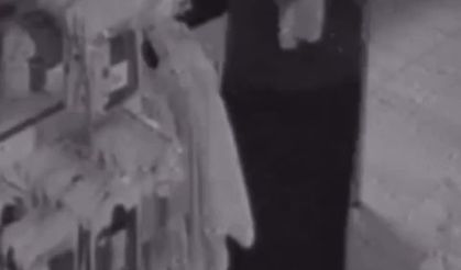 Giyim dükkanına giren kadın, elbiseyi eteğine koyup hırsızlık yaptı