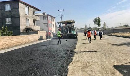 Iğdır Belediyesi sıcak asfalt seferberliğini sürdürüyor