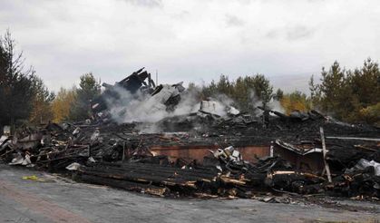 Kars’ta 2 milyona mal olan kütük ev kül oldu