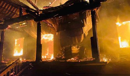 Kars’ta kütük ev alev alev yanıyor