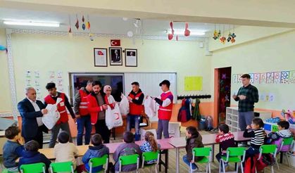 Kızılay Diyadin’de ihtiyaç sahiplerine ulaşmaya devam ediyor