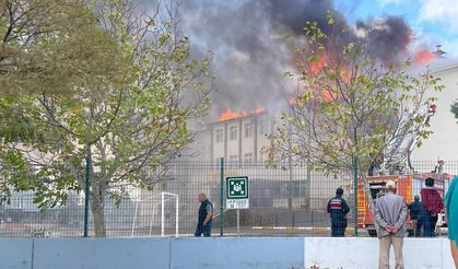 Lüleburgaz’da kız meslek lisesinde çatı yangını
