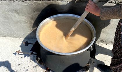 Mardin’de üzüm şırasından yapılan yöresel tatlı ’Harire’ geleneği sürüyor