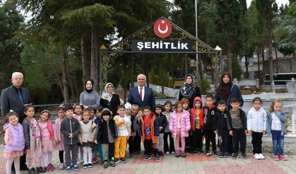 Miniklerden şehitlik ziyareti