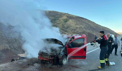 Seyir halindeki araç yandı