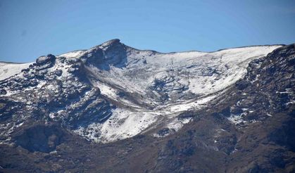Şırnak dağları beyaza büründü, besiciler kış hazırlıklarına başladı