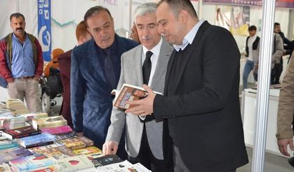 Tatvan Kaymakamı Demir Kitap Fuarı’nı gezdi