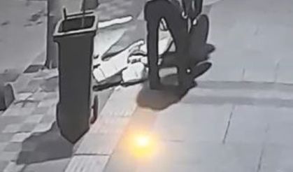 Temizlikçi çöp kovasını kırarken görüntülendi, vatandaş tepki gösterdi