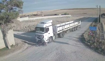 Tırın motosiklete çarpıp sürüklediği anlar güvenlik kamerasında