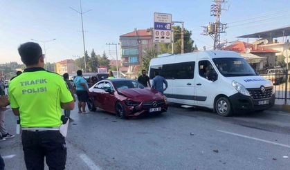 Zincirleme kazada 4 araç birbirine girdi: 1 yaralı