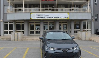 Toyota, Kahramanmaraş'ta bir okula otomobil hibe etti