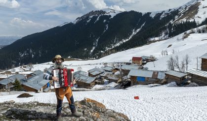 Şavşat'ın kar altındaki Maden köyü baharı bekliyor