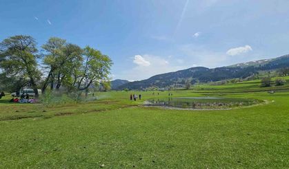 Artvin’in Ardanuç ilçesindeki Tosunlu Gölü doğaseverlerin ilgi odağı oldu