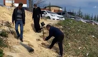 Hastanenin kestirme rampasında düştü: Yola tepki videosu çekerken biri daha düştü