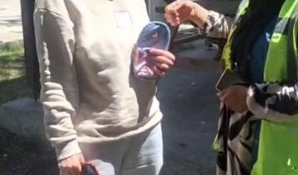 Temizlik görevlisi bulduğu para dolu cüzdanı sahibine teslim etti